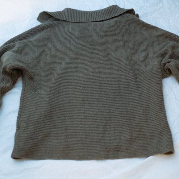 Olive green, collared sweater - Picture 2 of 6
